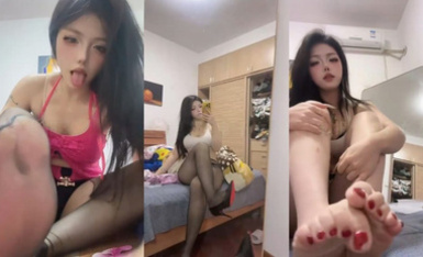 最新流出，抖音極度反差絲襪婊【梨梨美襪】定製福利，淫語勾引摸逼阿黑顏 (1)